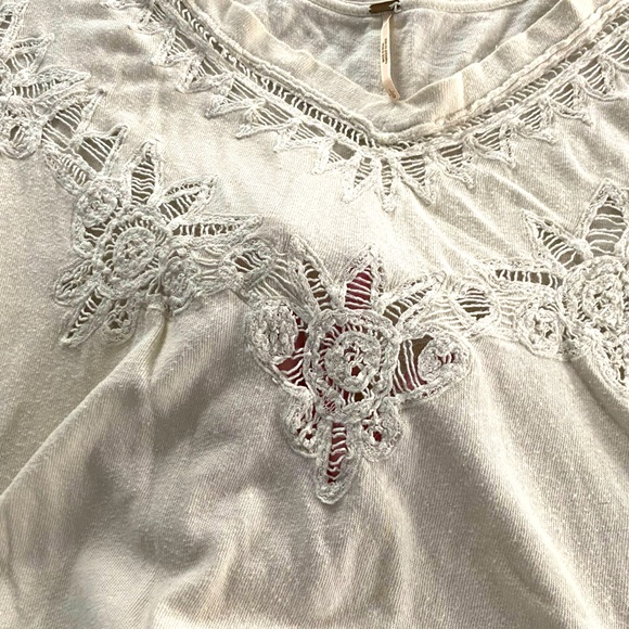 Elegant White Lace Women's Top - Picture 5 of 8